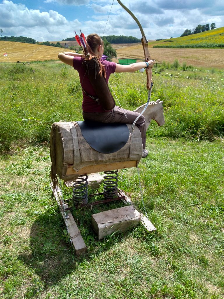 Bogenschützin auf Holzpferd