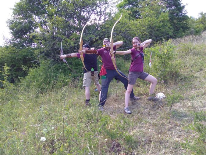 Drei Bogenschützen der WolfSkills am Hang